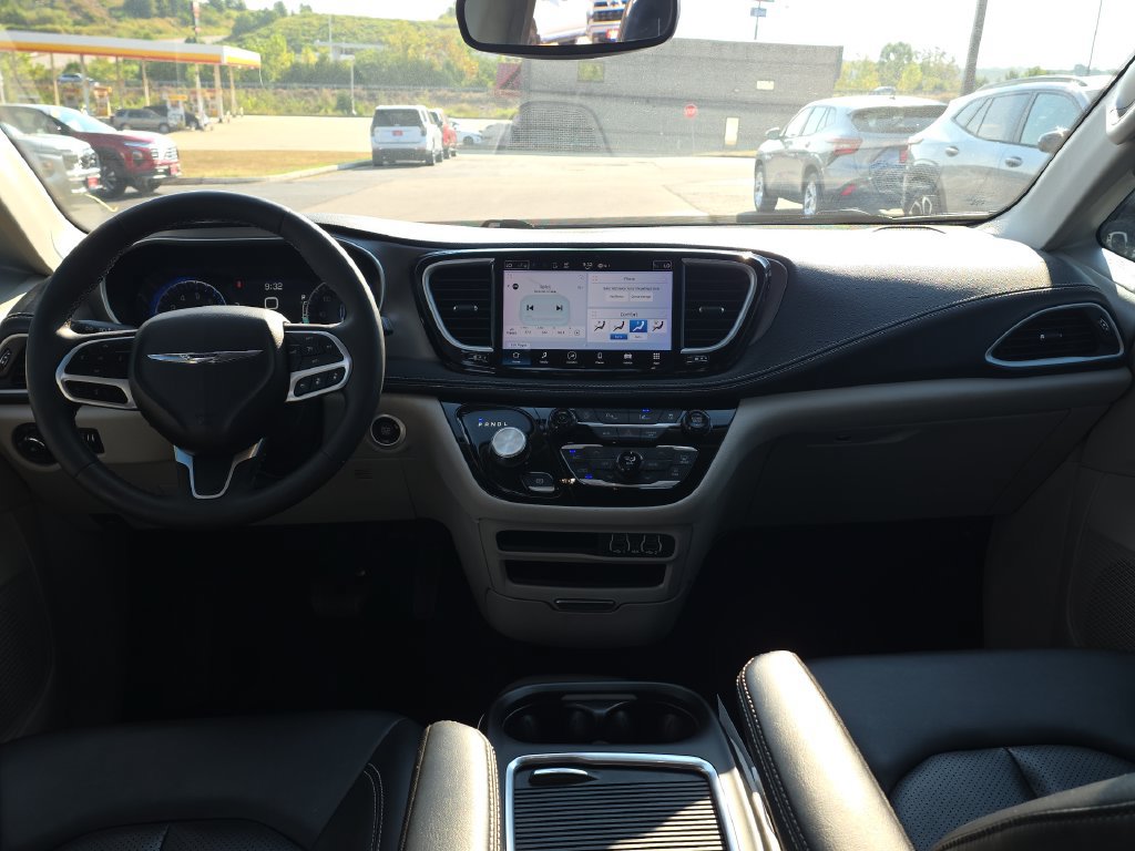 Used 2024 Chrysler Pacifica Touring-L FWD image 28