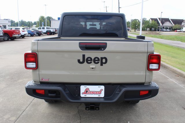 Used 2022 Jeep Gladiator Sport image 4
