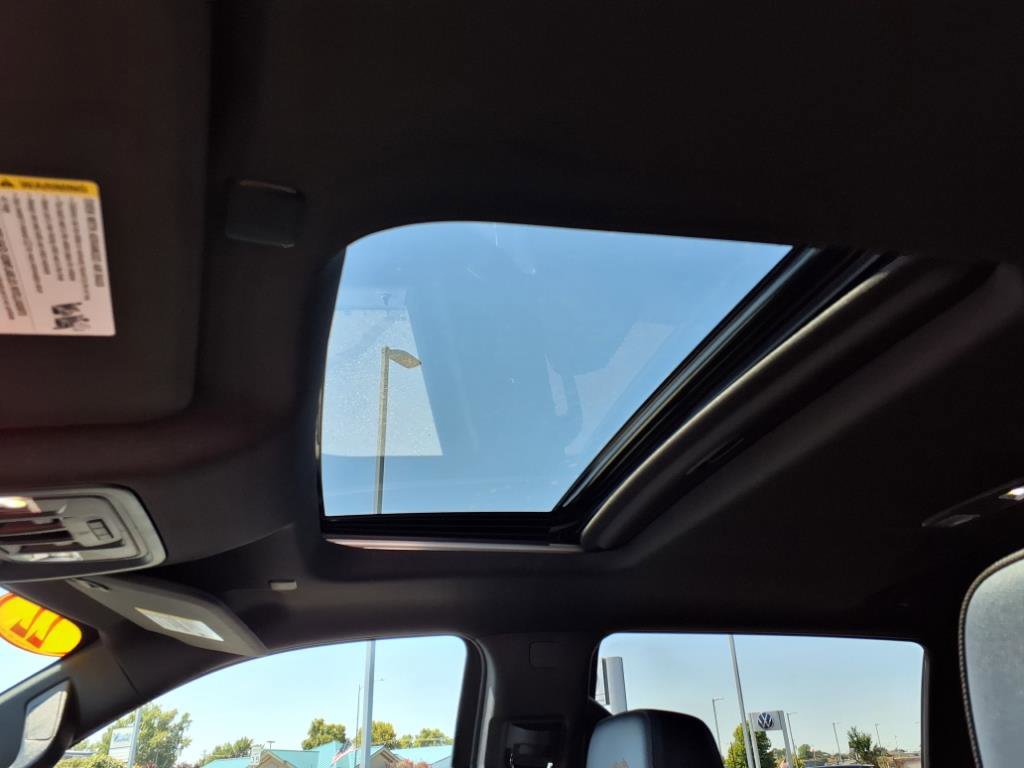 Used 2022 Chevrolet Silverado 1500 High Country w/ Technology Package image 11