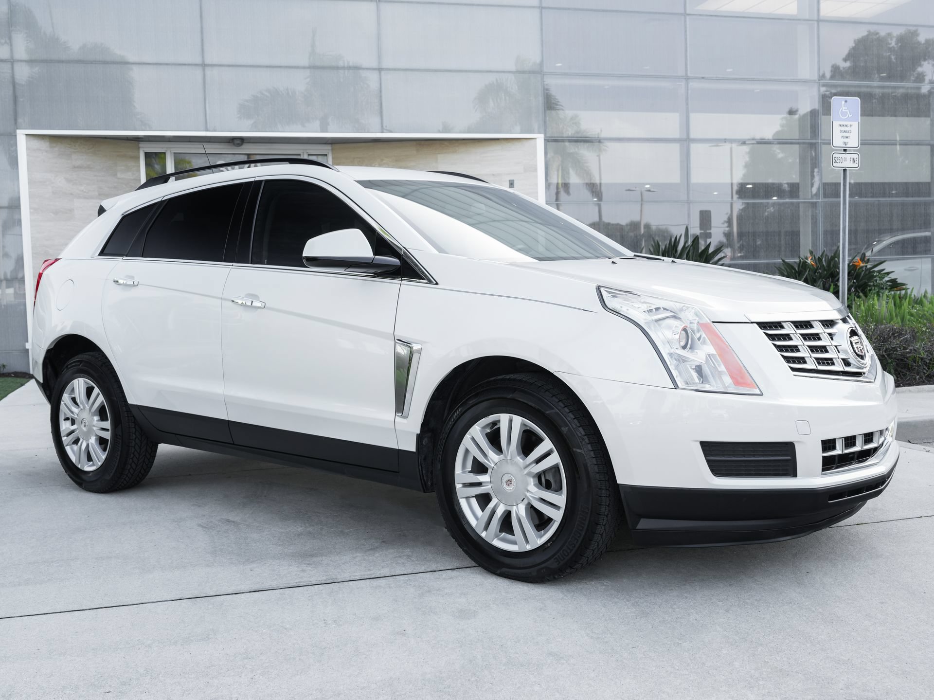 Used 2015 Cadillac SRX FWD image 3