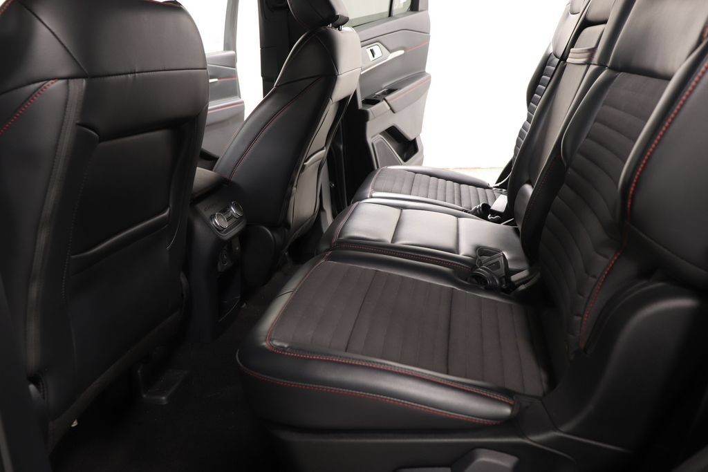 Used 2025 Ford Explorer ST-Line w/ ST-Line Street Pack AWD/4WD image 27