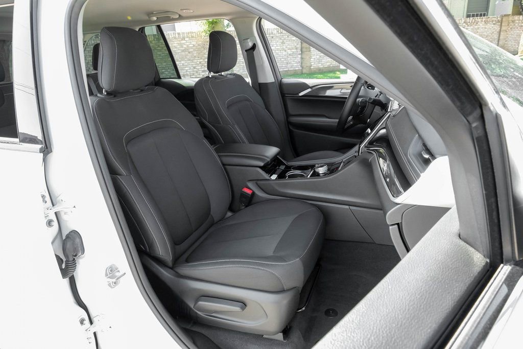 Used 2022 Jeep Grand Cherokee Laredo w/ Luxury Tech Group I image 44