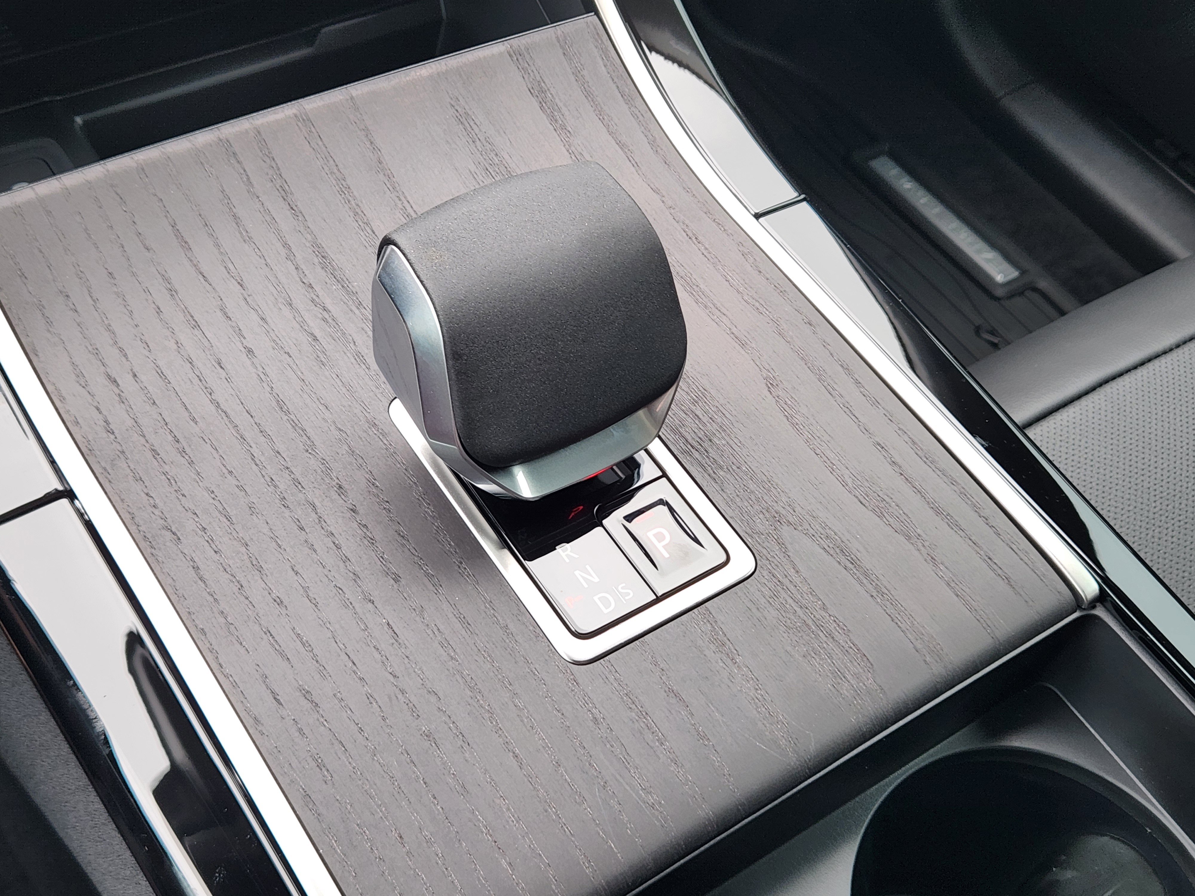 New 2026 Land Rover Range Rover Velar Dynamic SE image 18