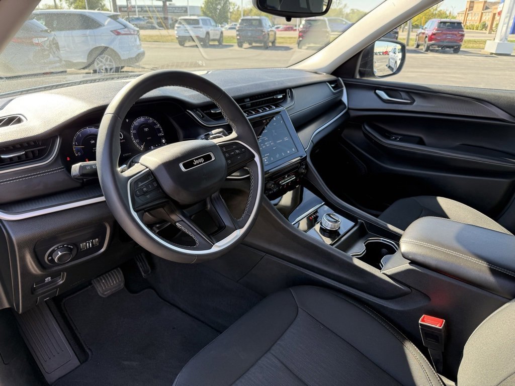 Used 2023 Jeep Grand Cherokee L Laredo image 8