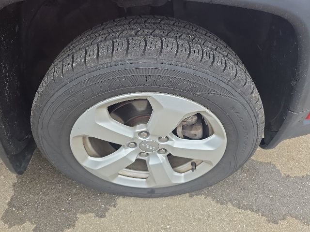 Used 2018 Jeep Compass Latitude w/ Popular Equipment Group AWD/4WD image 3