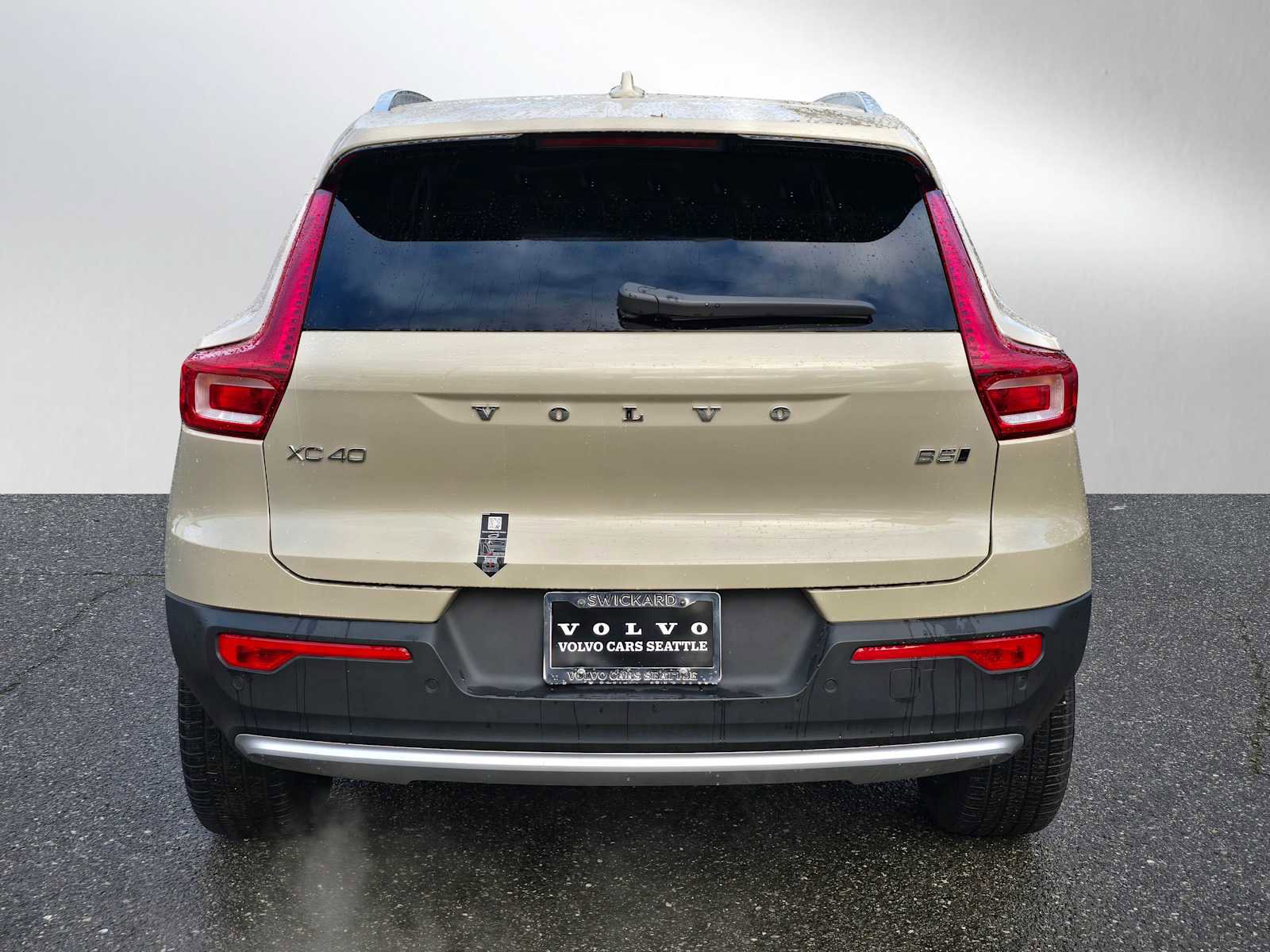 Certified 2025 Volvo XC40 B5 Plus w/ Climate Package image 4