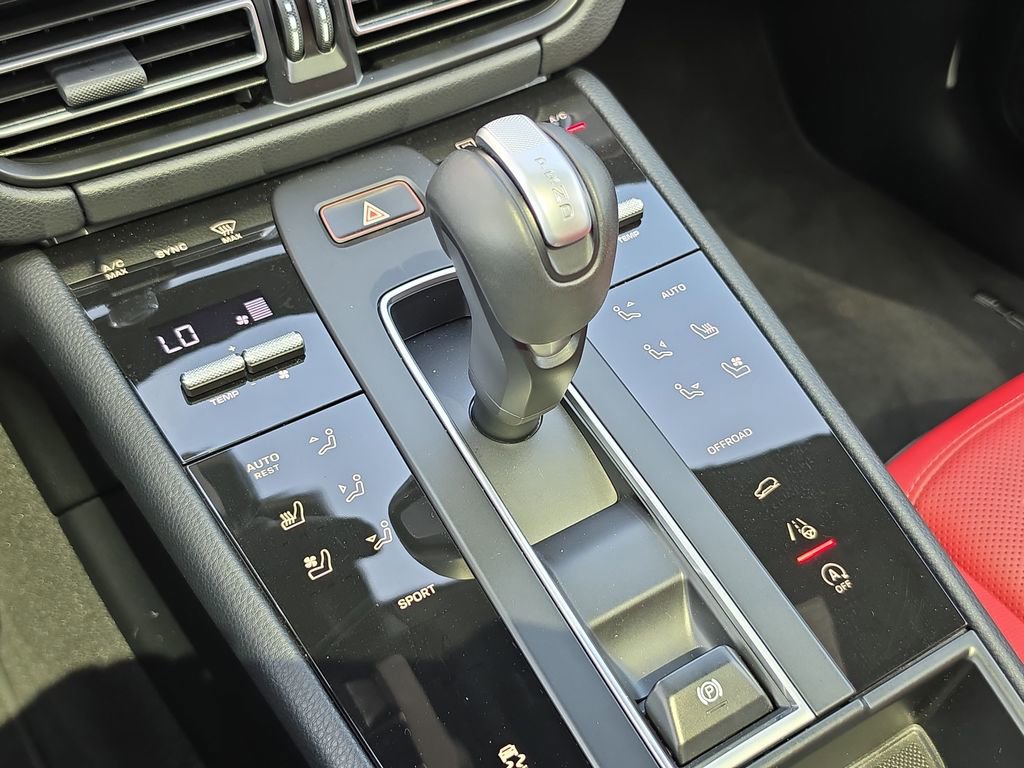 Used 2025 Porsche Macan AWD/4WD image 28