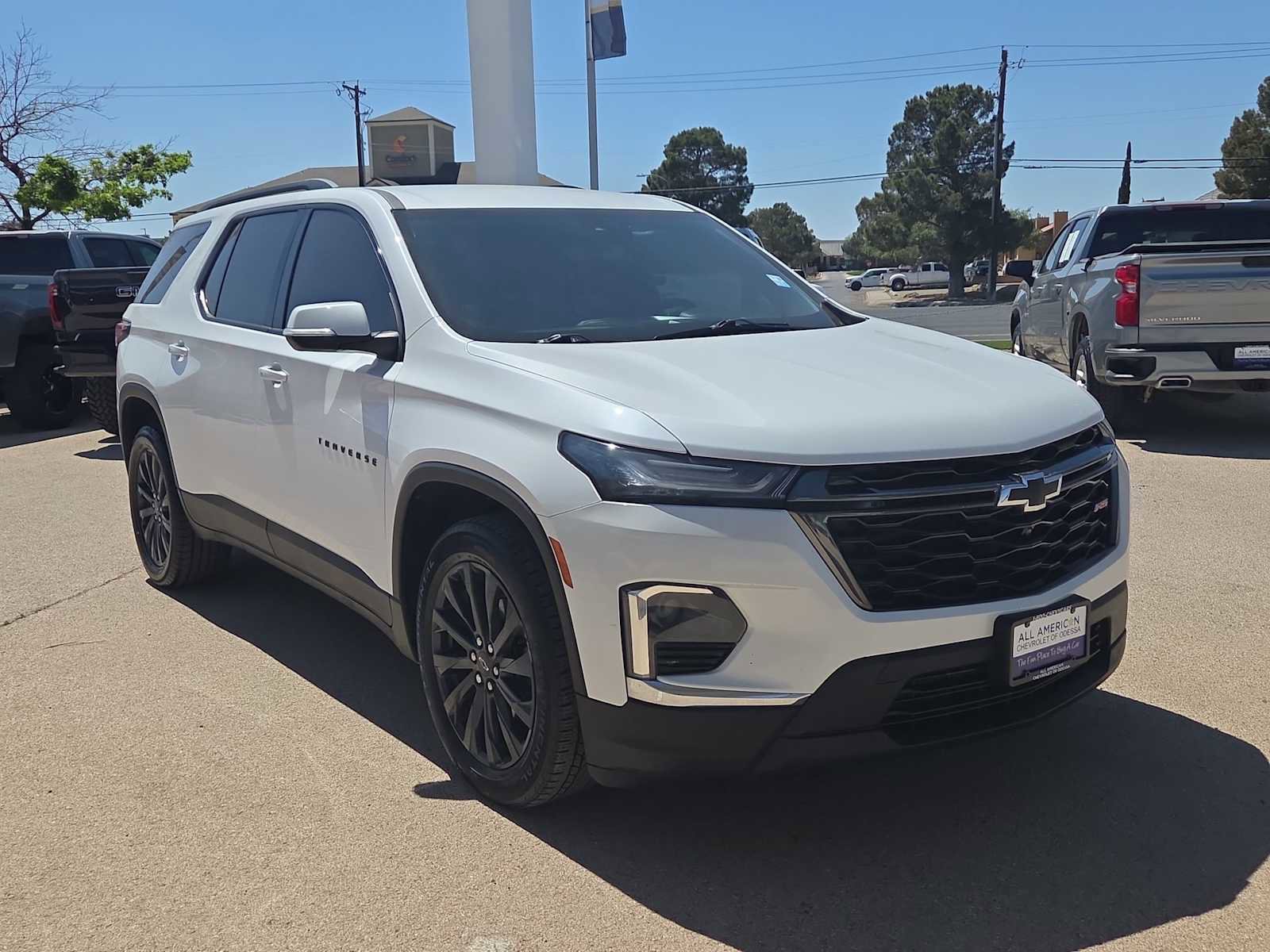 Used 2023 Chevrolet Traverse RS image 2