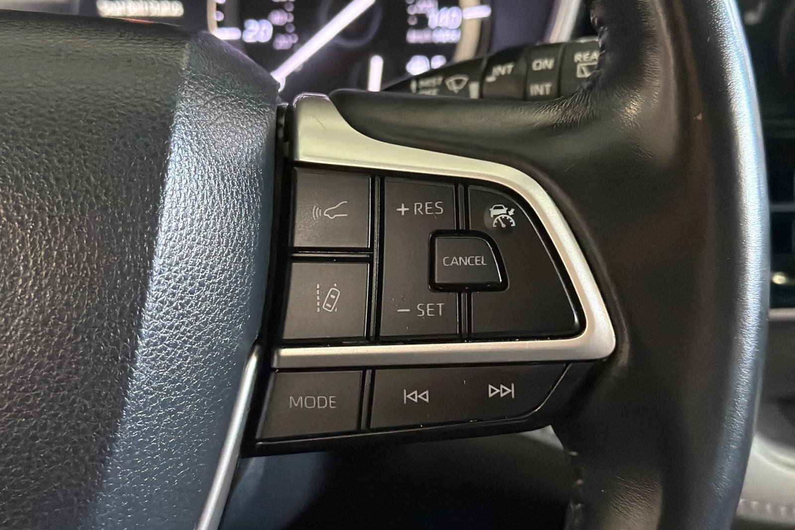 Used 2022 Toyota Highlander XLE AWD/4WD image 33