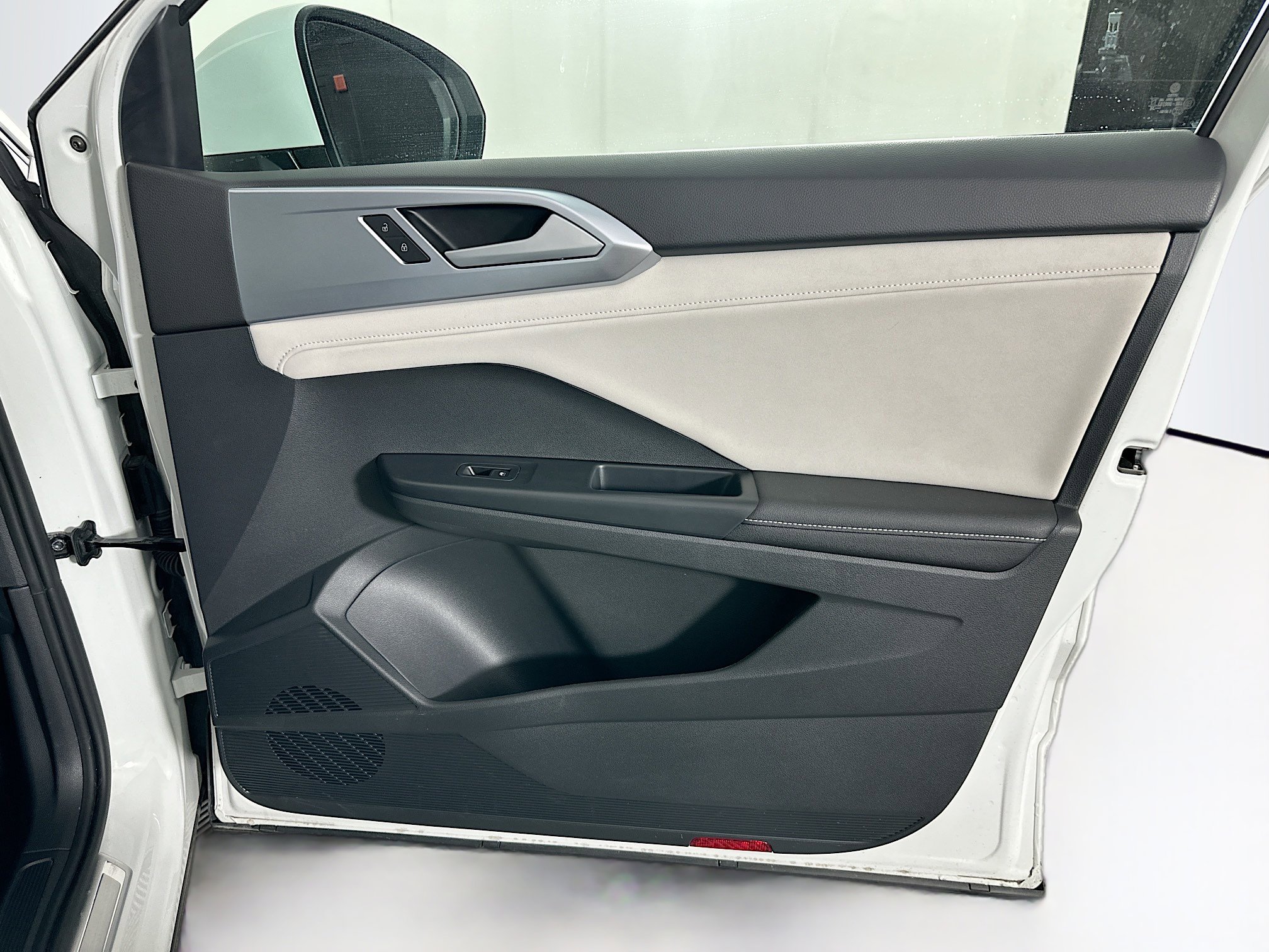 Used 2025 Volkswagen Taos SE FWD image 30