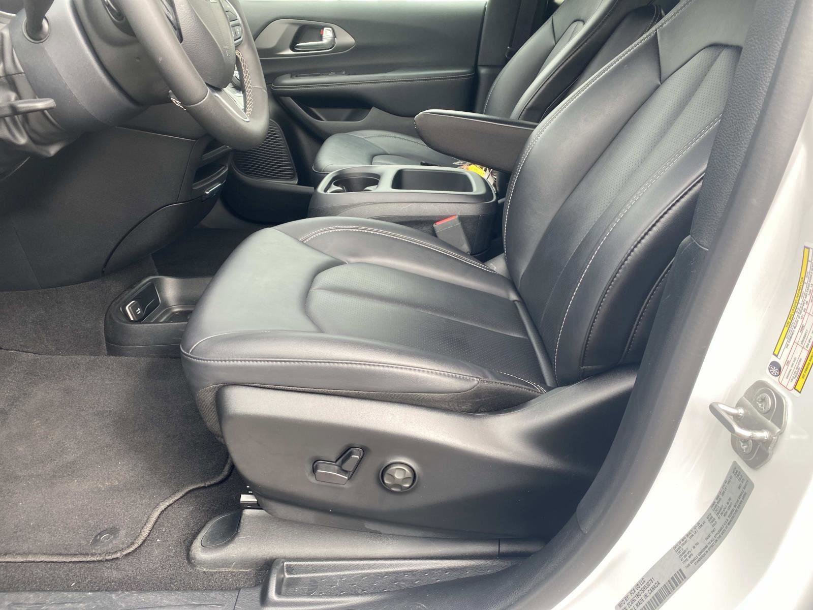 Certified 2025 Chrysler Pacifica Select FWD image 22