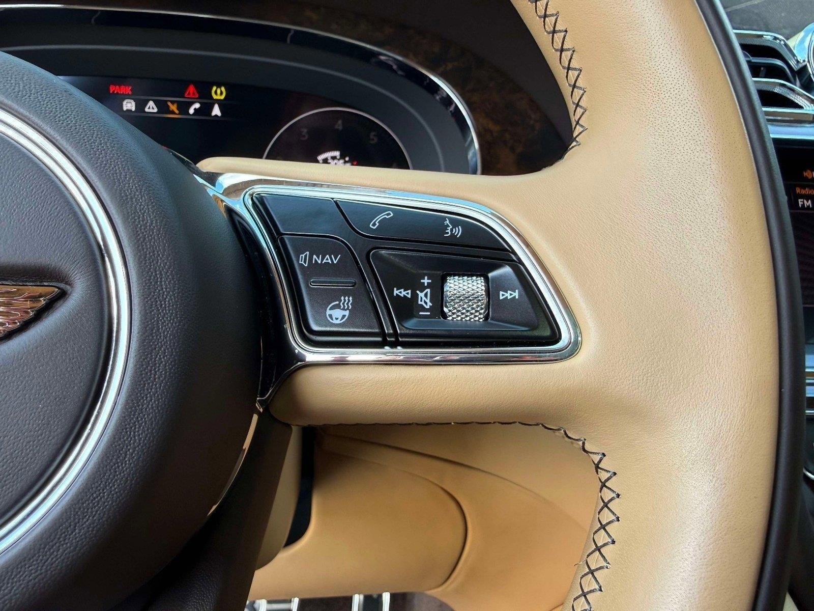 Used 2022 Bentley Bentayga image 56