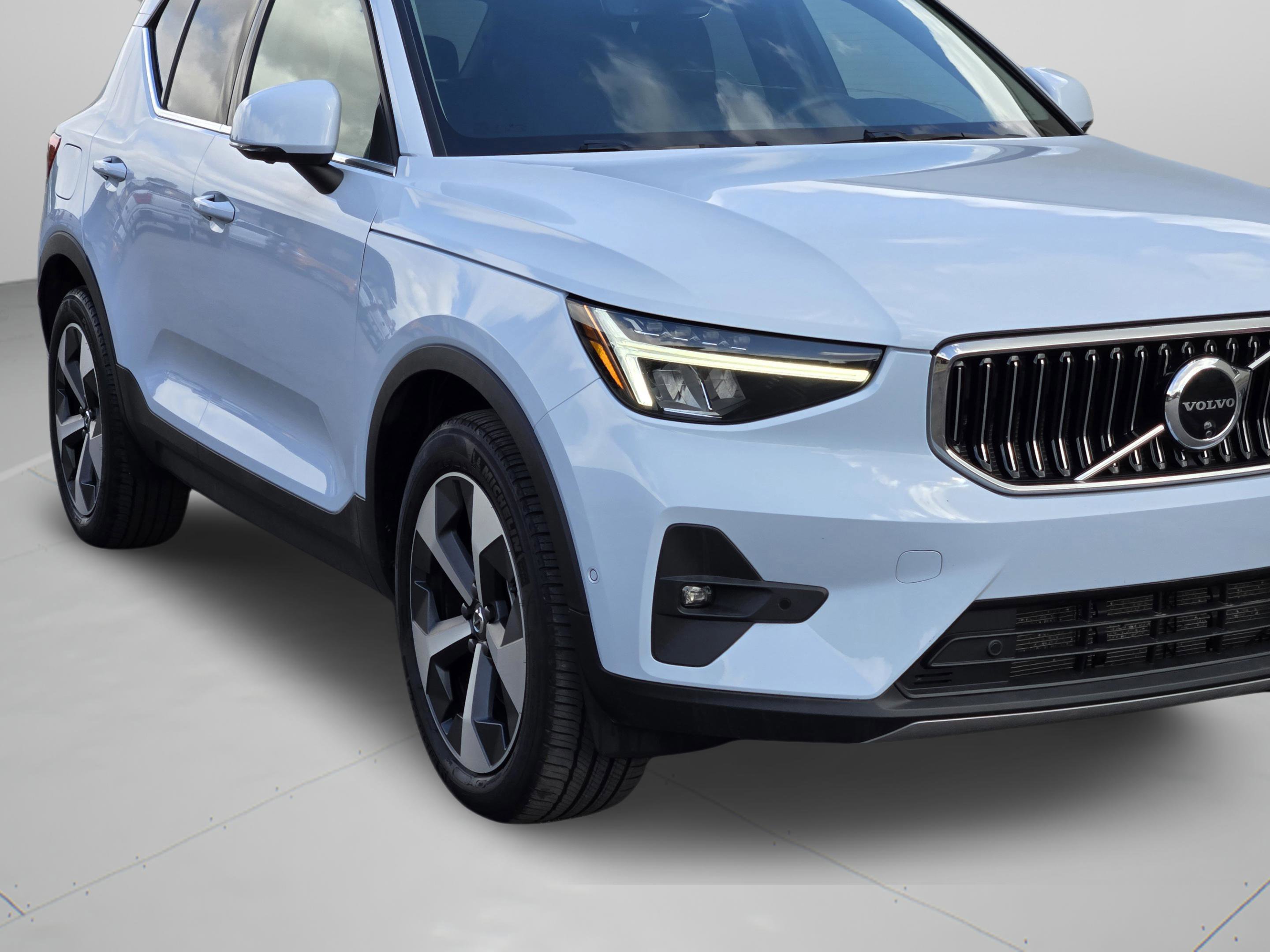 Used 2025 Volvo XC40 B5 Plus image 34