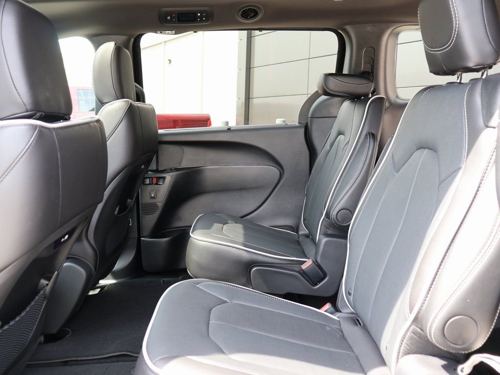 New 2026 Chrysler Pacifica Limited w/ S Appearance Package FWD image 17