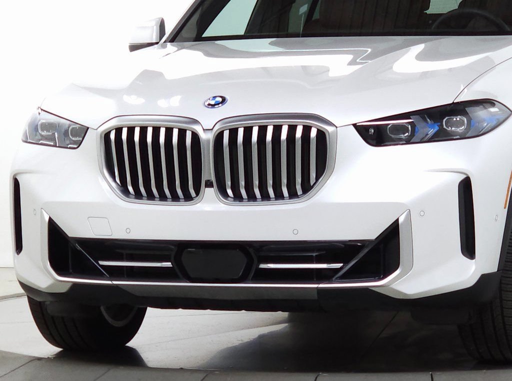 Used 2025 BMW X5 xDrive50e w/ Parking Assistance Package AWD/4WD image 4