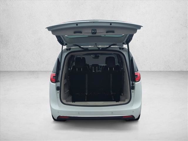 Used 2023 Chrysler Pacifica Limited image 6