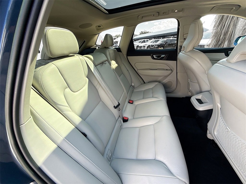 Used 2023 Volvo XC60 B5 Plus image 32