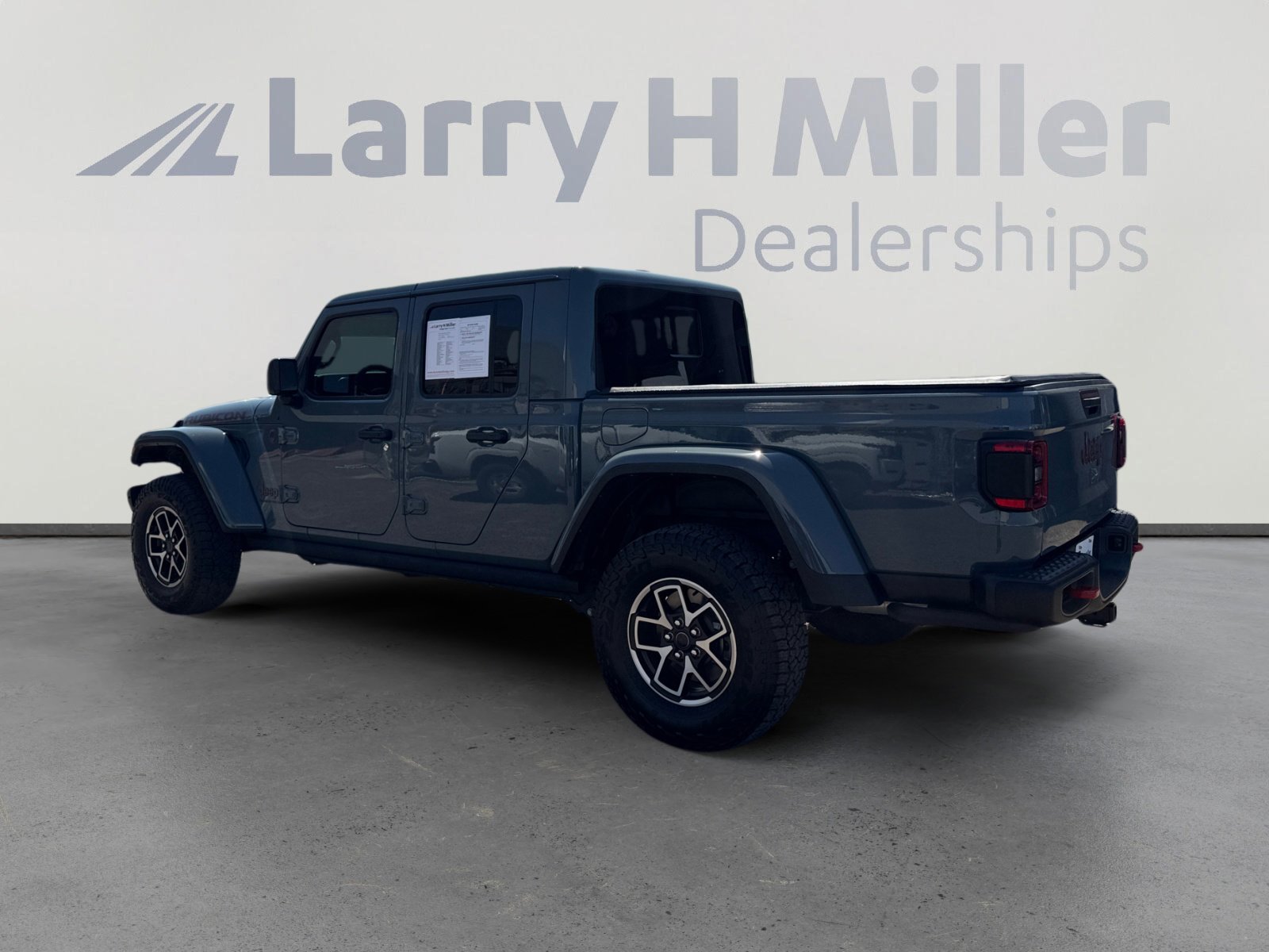 Used 2025 Jeep Gladiator Rubicon w/ Steel Bumper Group AWD/4WD image 3