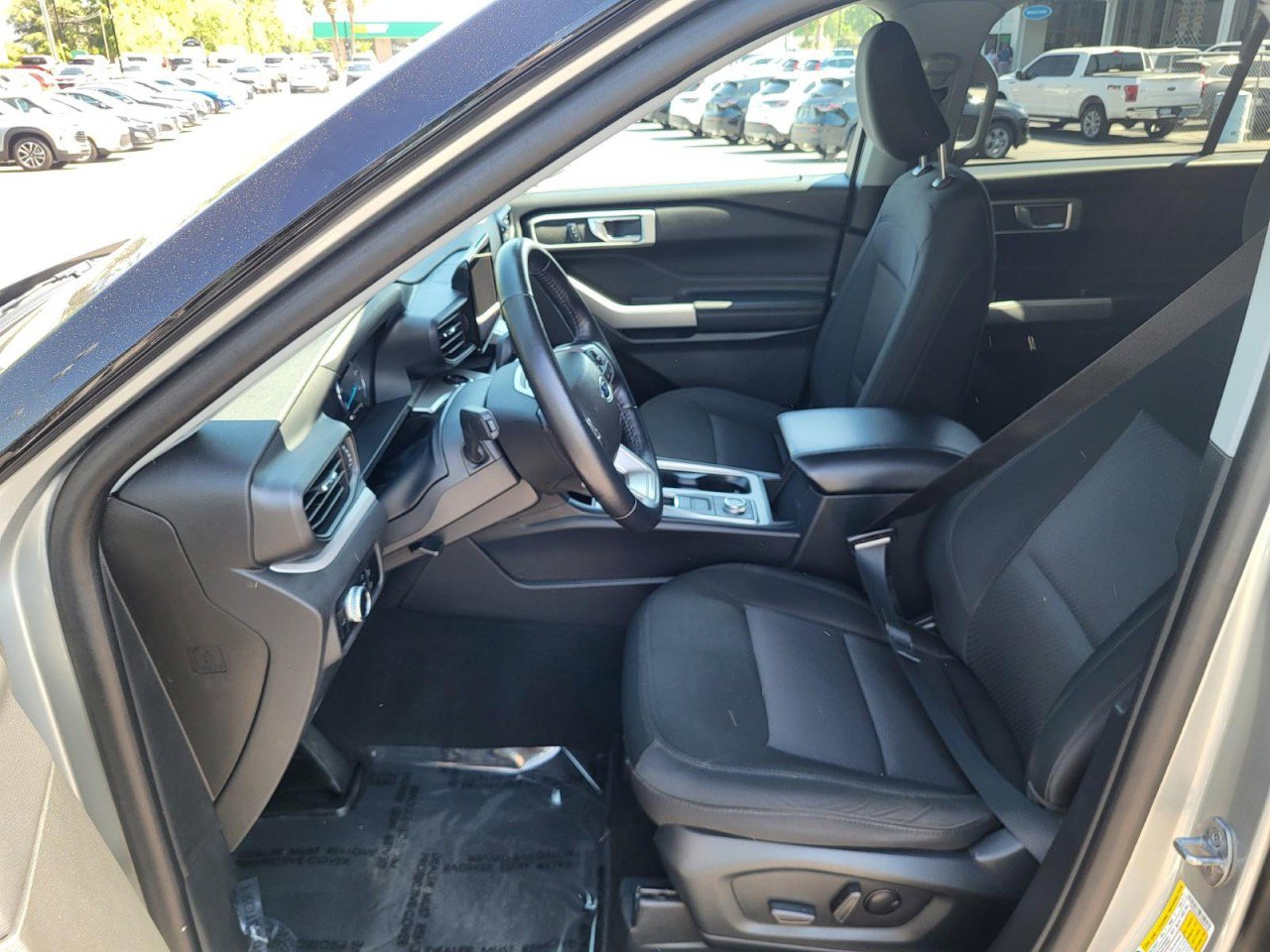 Used 2023 Ford Explorer XLT AWD/4WD image 12