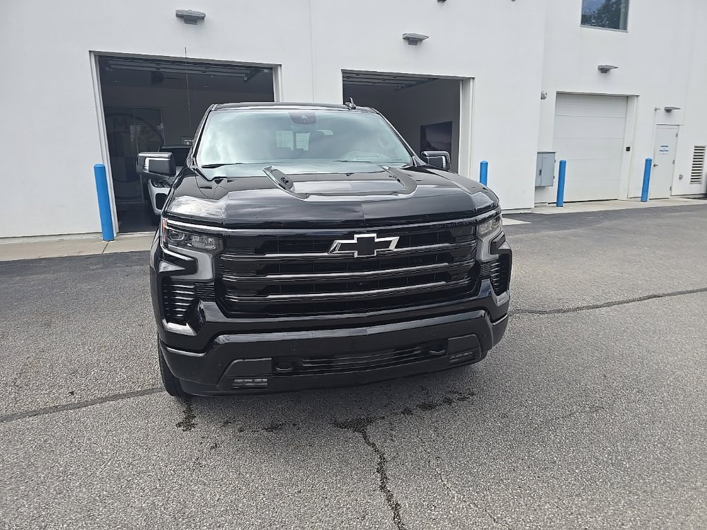 Used 2025 Chevrolet Silverado 1500 High Country w/ High Country Premium Package AWD/4WD image 2