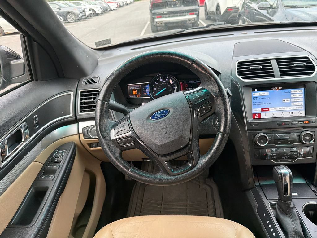 Used 2017 Ford Explorer XLT w/ Equipment Group 202A AWD/4WD image 13
