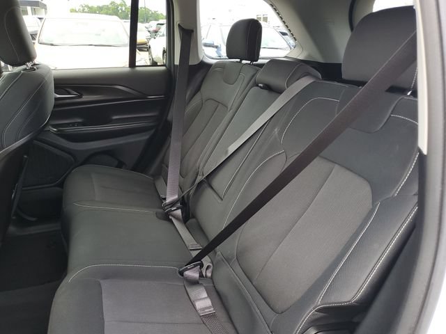 Used 2023 Jeep Grand Cherokee Laredo AWD/4WD image 29