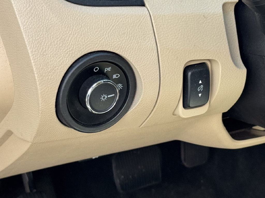 Used 2013 Ford Taurus SEL FWD image 8