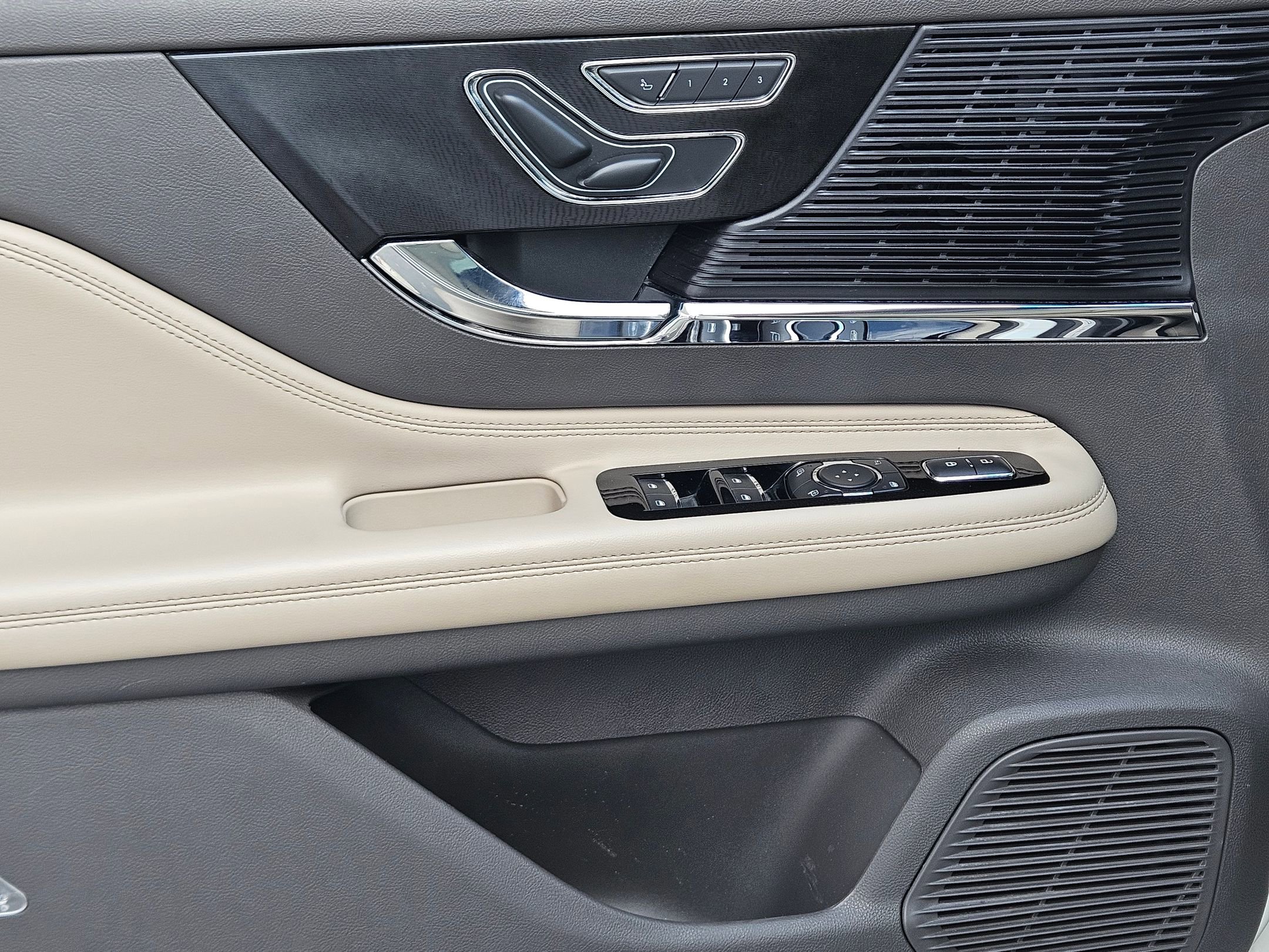 Used 2022 Lincoln Corsair FWD w/ Premium Package image 18