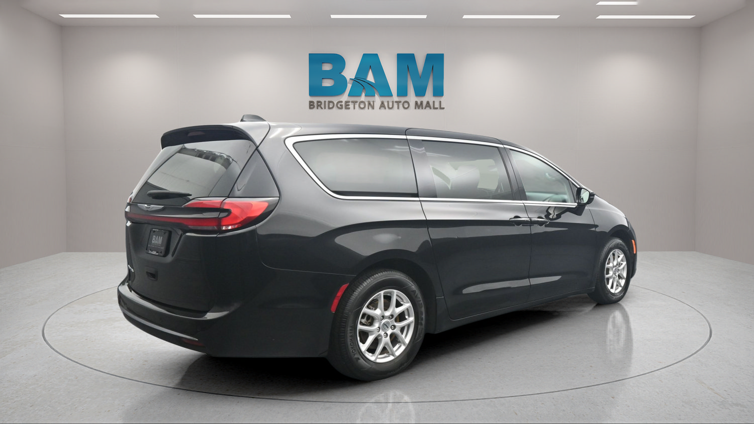 Used 2024 Chrysler Pacifica Touring-L FWD image 6