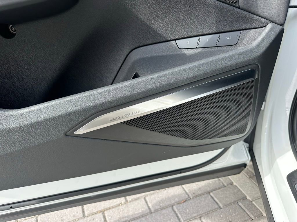 Used 2022 Audi e-tron Premium Plus w/ Premium Plus Package image 24