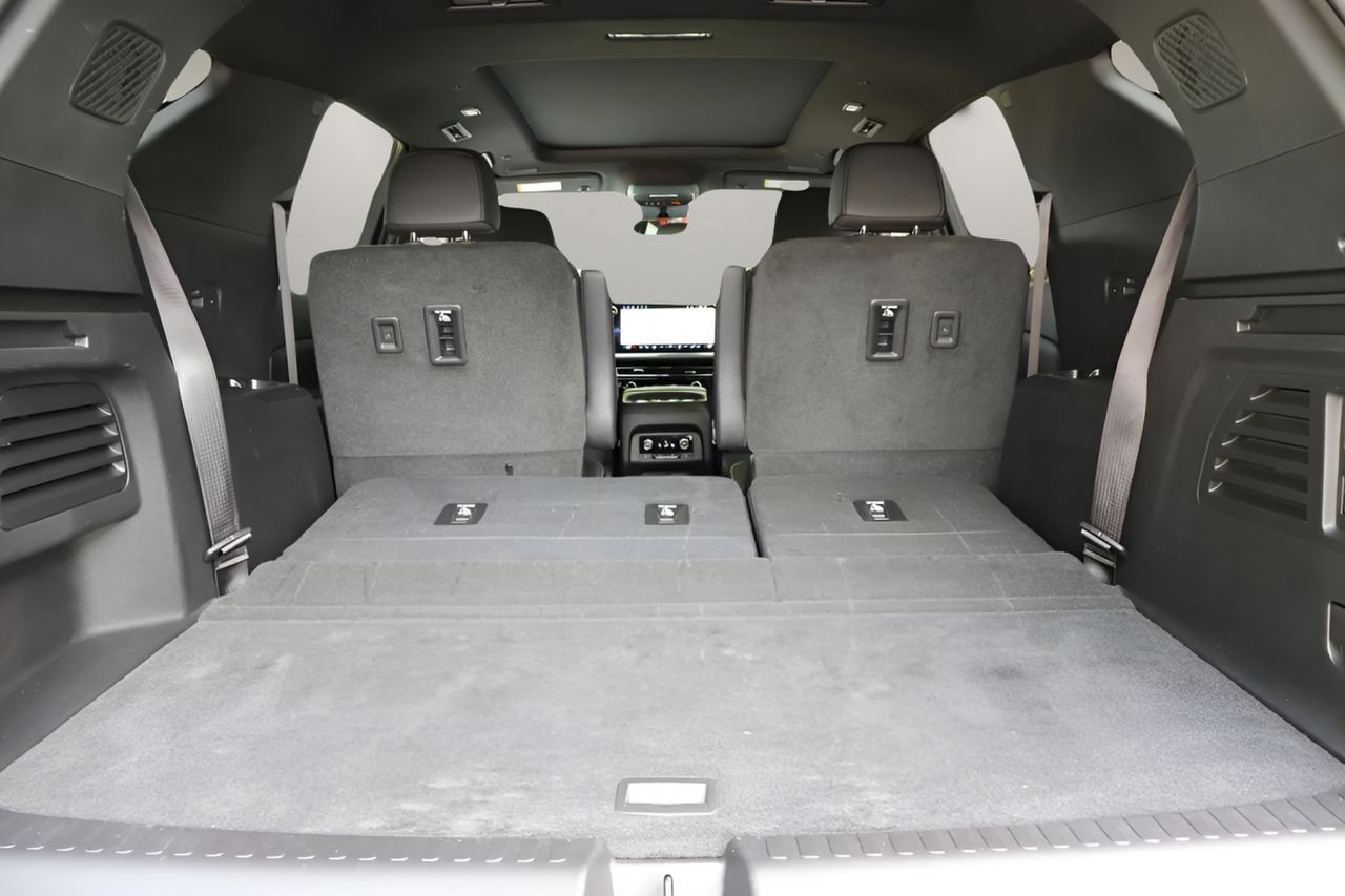 Used 2025 Chevrolet Traverse High Country w/ LPO, Floor Liner Package FWD image 17