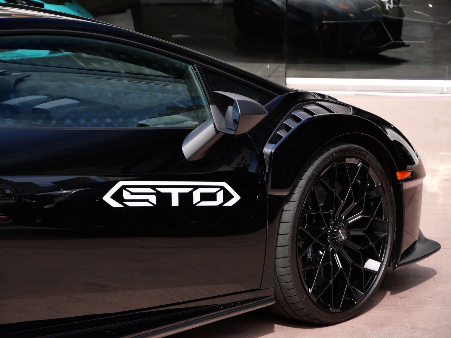 Used 2023 Lamborghini Huracan STO RWD image 13