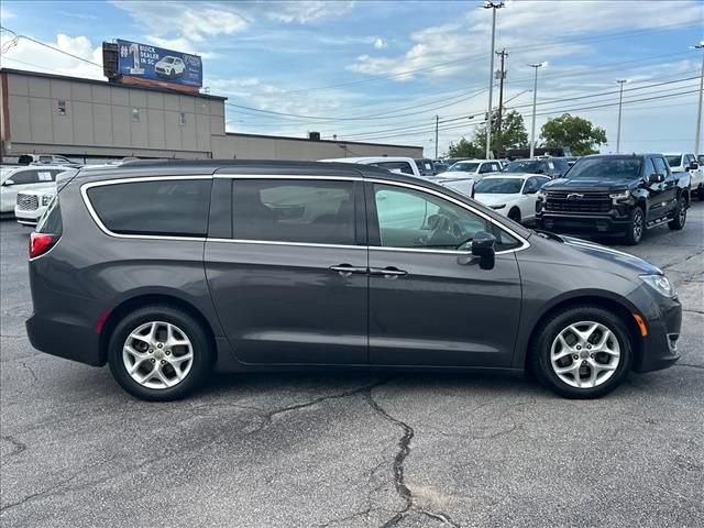 Used 2017 Chrysler Pacifica Touring Plus w/ Tire & Wheel Group FWD image 12