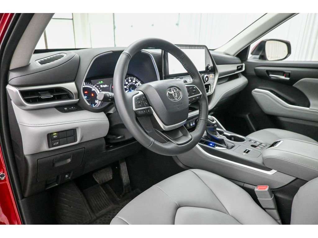 Used 2025 Toyota Highlander XLE image 33