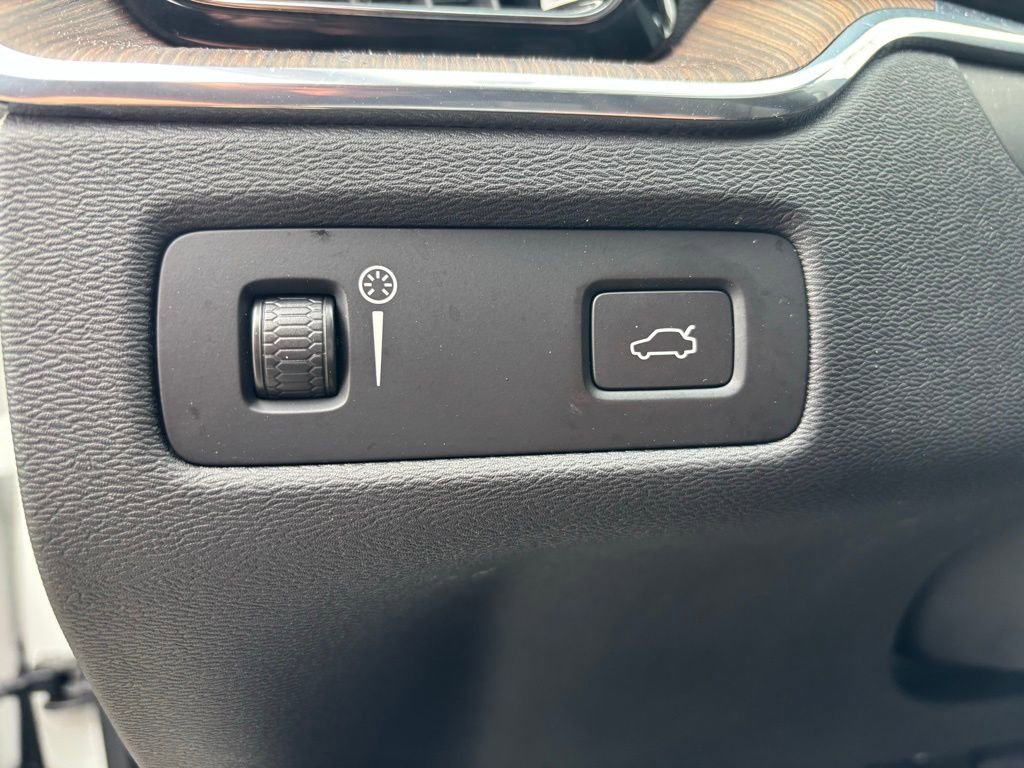 Used 2021 Volvo XC60 T5 Momentum w/ Premium Package image 10