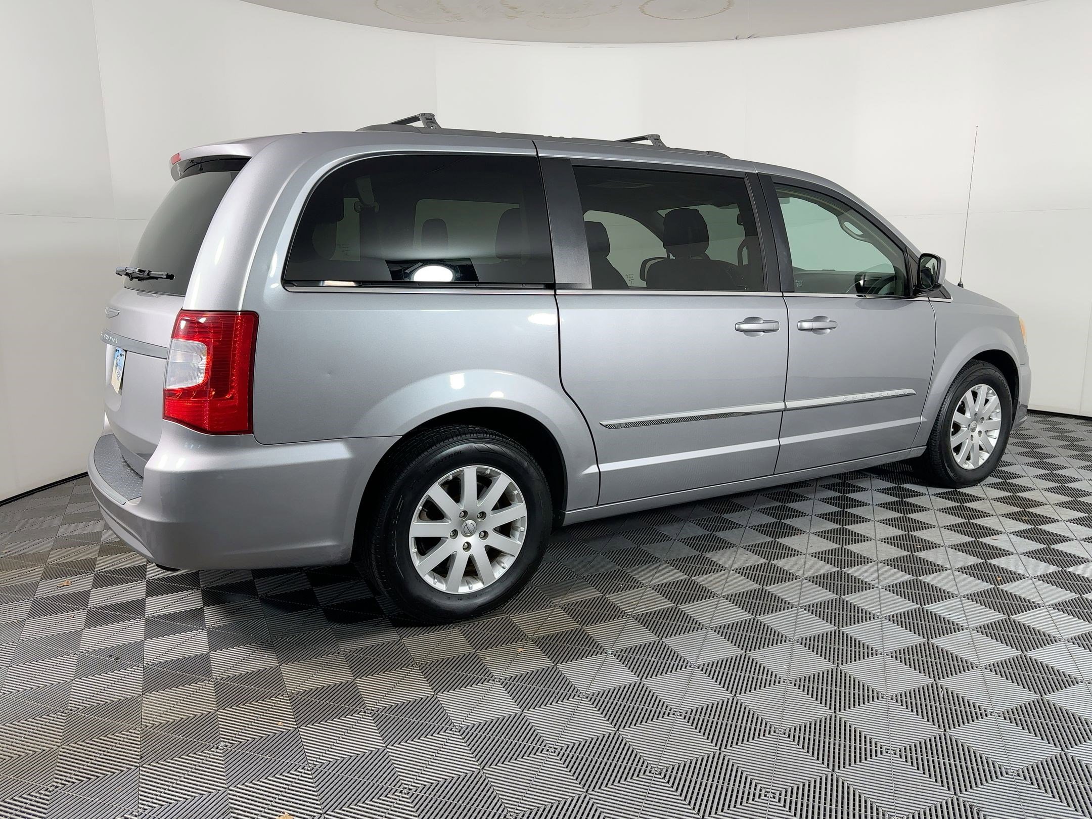 Used 2014 Chrysler Town & Country Touring image 7