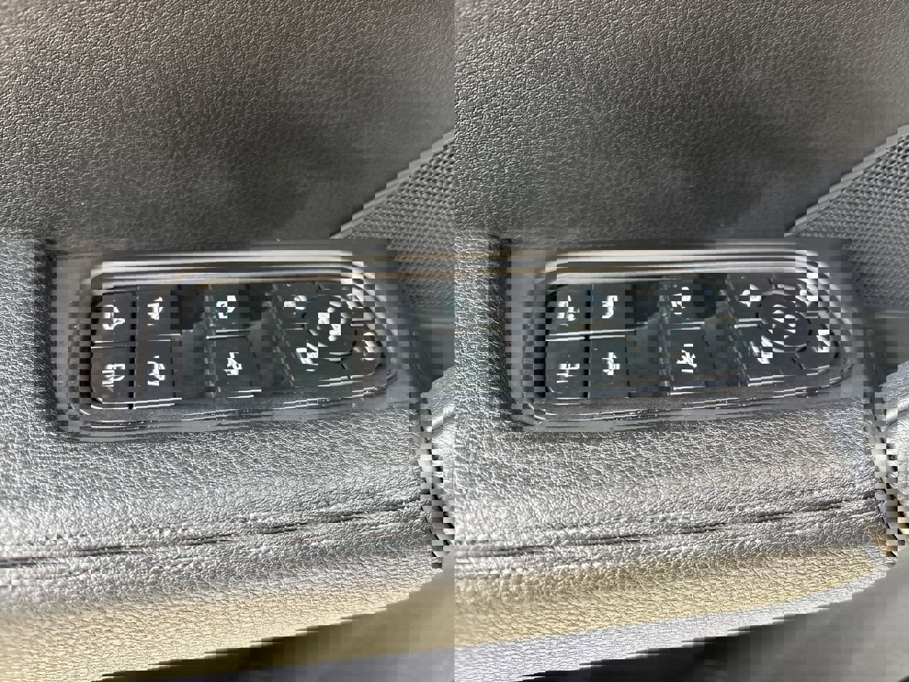 Used 2025 Porsche Cayenne E-Hybrid Coupe image 18