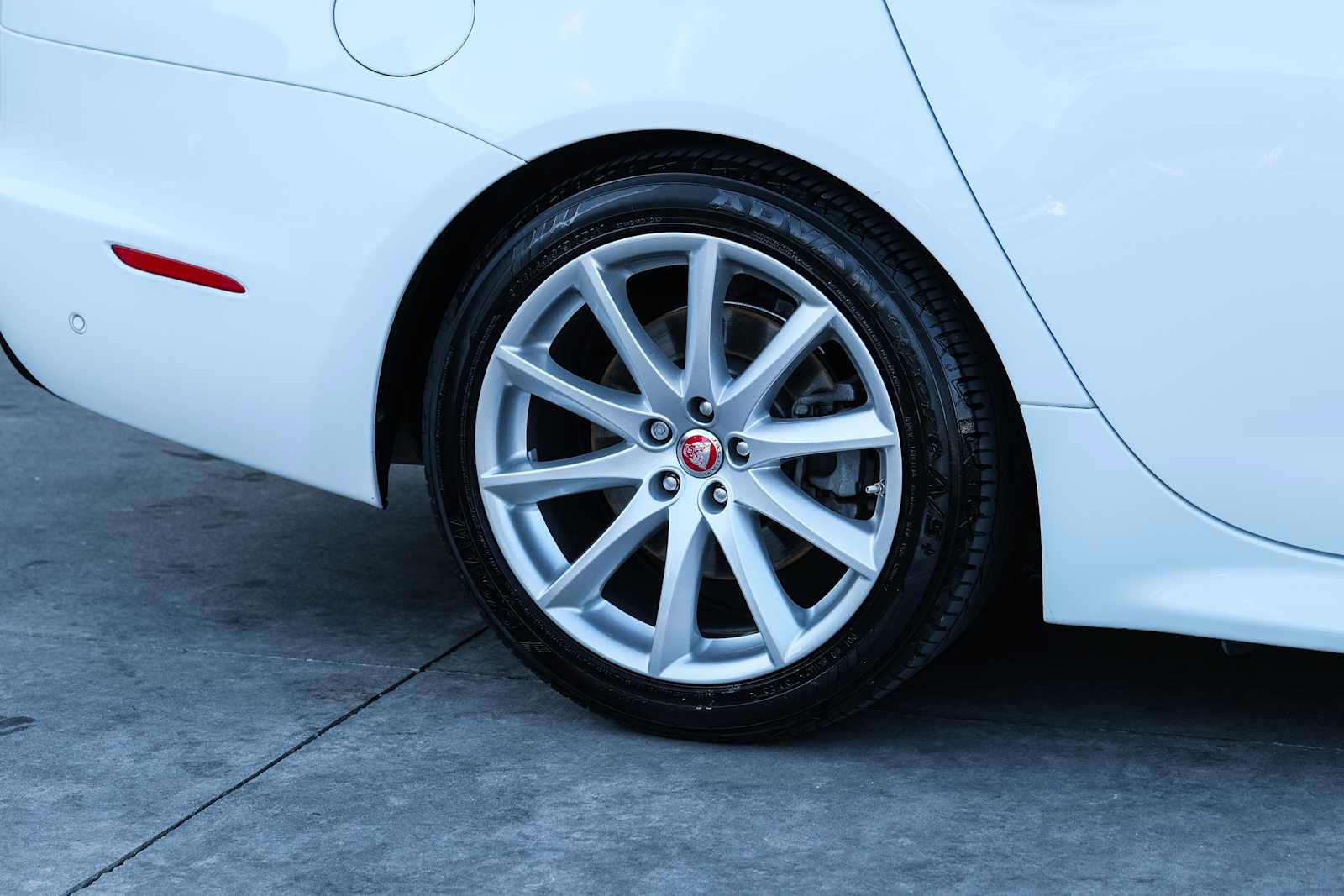 Used 2017 Jaguar XJ R-Sport RWD image 8