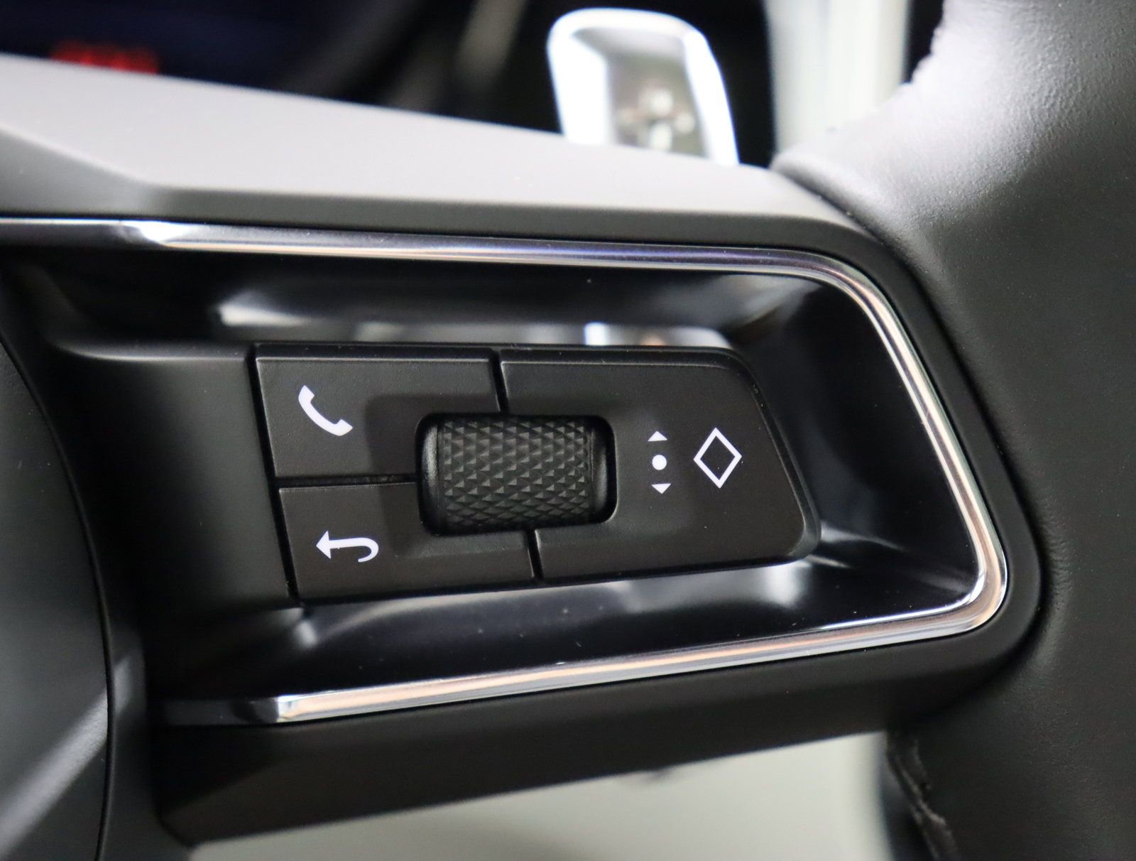 Used 2025 Porsche Macan image 33