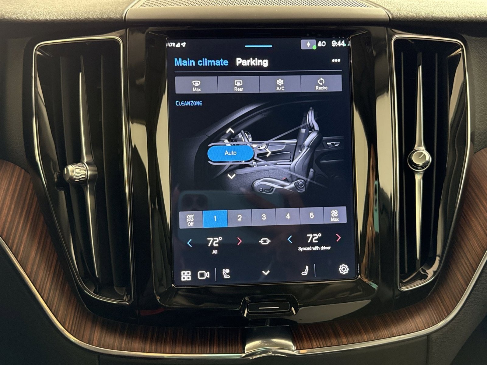 Used 2024 Volvo XC60 B5 Plus w/ Climate Package image 21