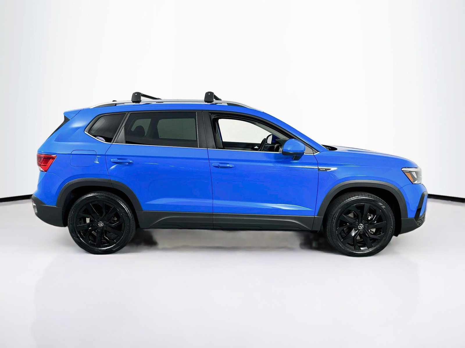 Used 2022 Volkswagen Taos SE w/ Panoramic Sunroof Package AWD/4WD image 4
