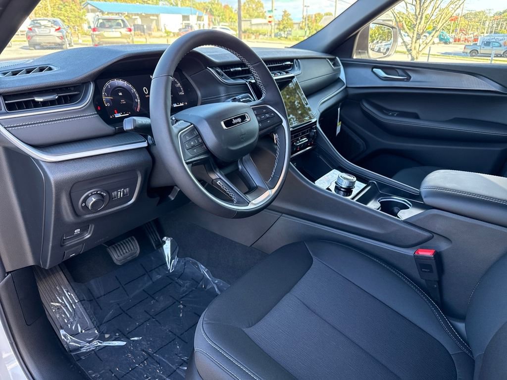 New 2025 Jeep Grand Cherokee L Laredo w/ Luxury Tech Group I image 9