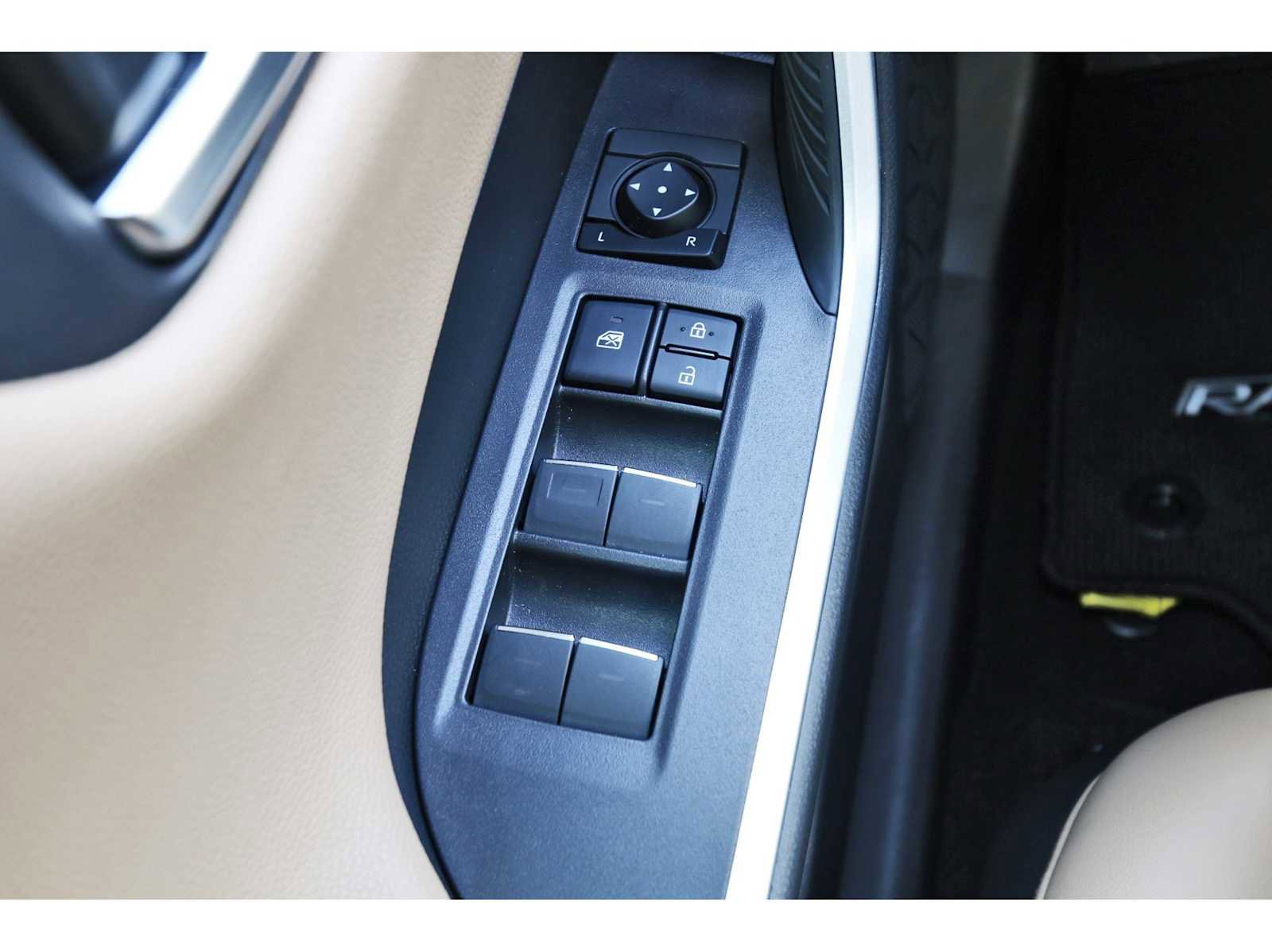 Used 2025 Toyota RAV4 Limited image 20