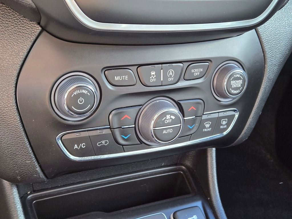 Used 2022 Jeep Cherokee Latitude Lux w/ Sun & Sound Group image 28