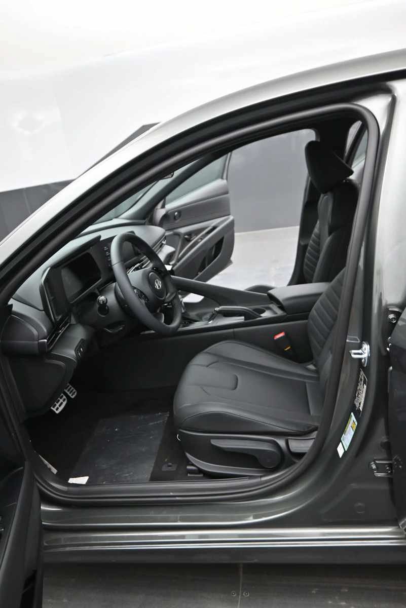 New 2026 Hyundai Elantra SEL Sport FWD image 17