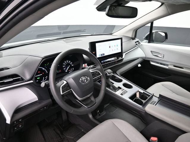 Used 2025 Toyota Sienna XLE image 27