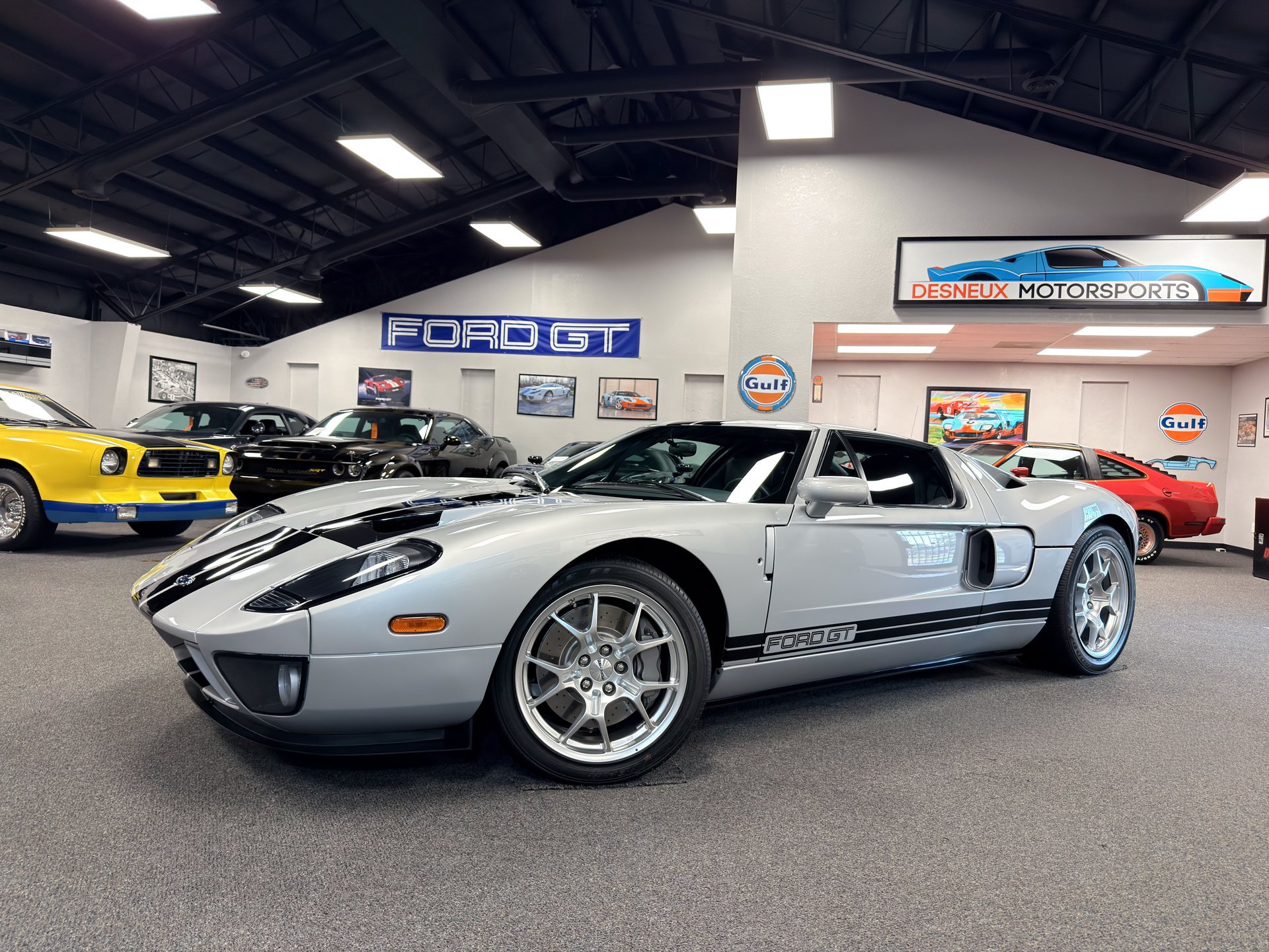 Used 2005 Ford GT RWD image 30