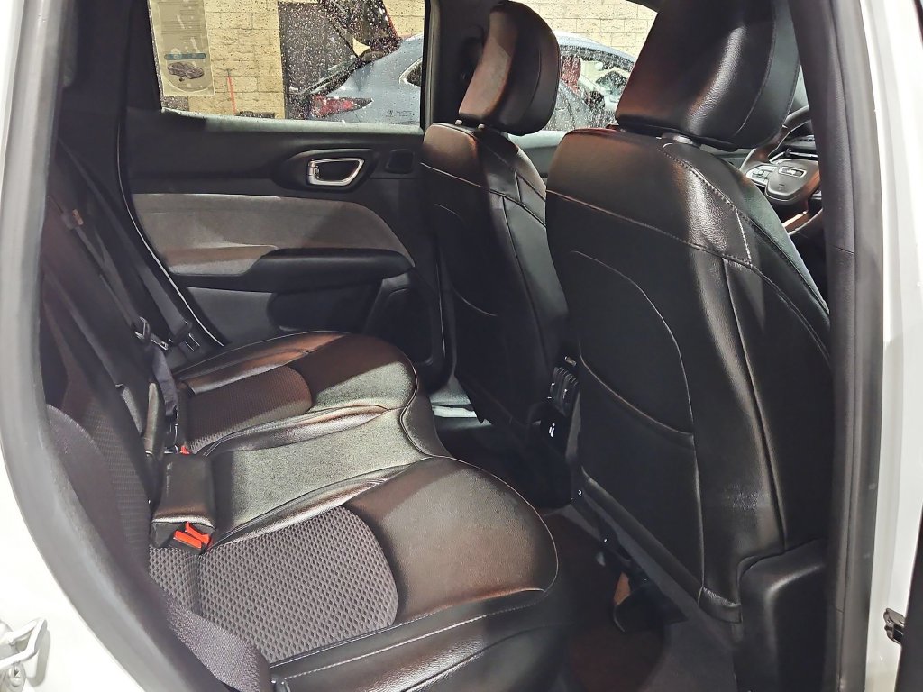 Used 2025 Jeep Compass Latitude w/ Sun & Sound Group AWD/4WD image 30