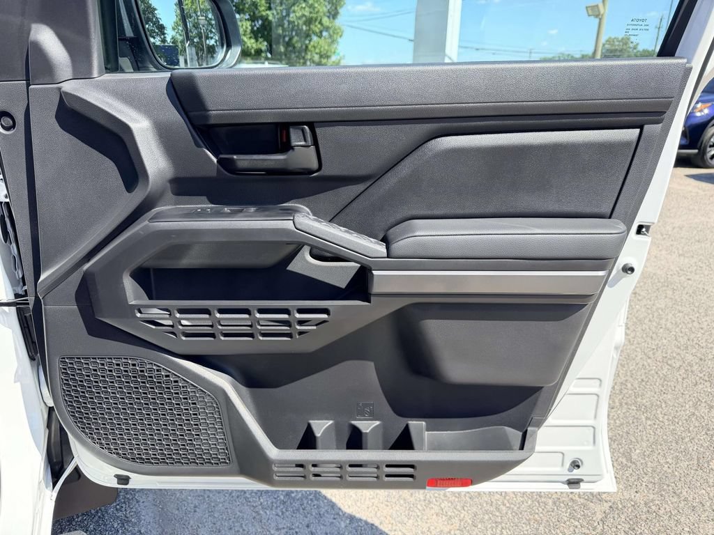 Certified 2025 Toyota Tacoma SR5 AWD/4WD image 11