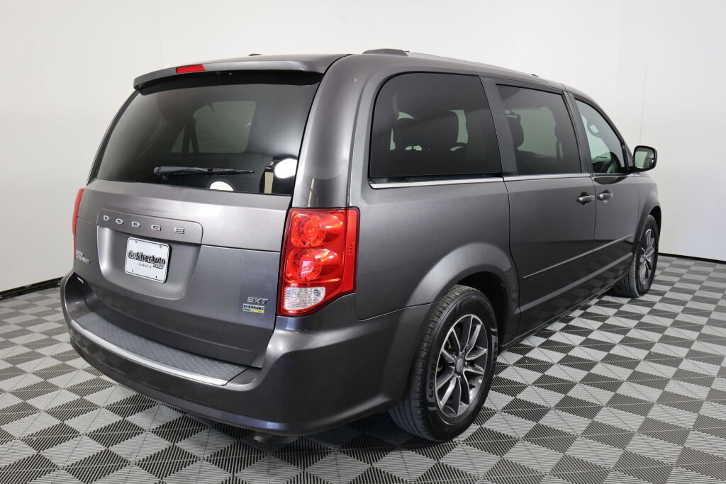 Used 2017 Dodge Grand Caravan SXT FWD image 2